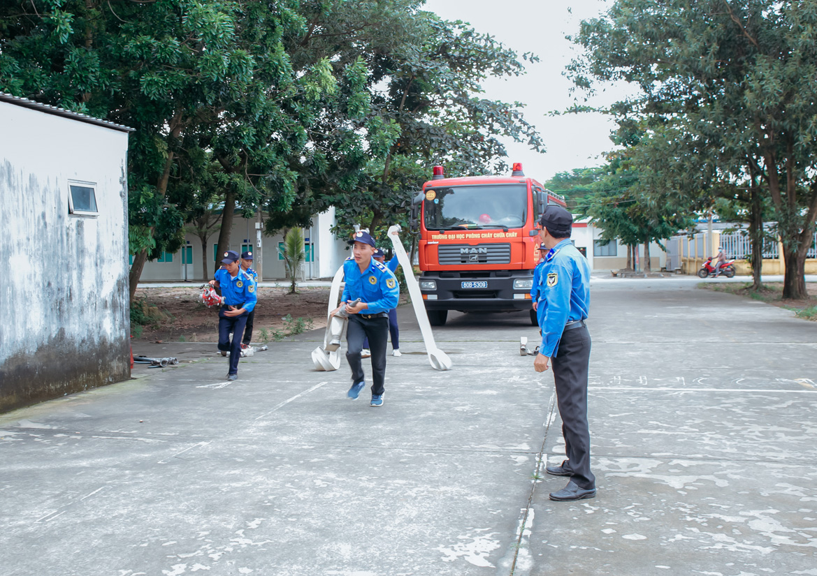 Triển khai đội hình 2 lăng B chữa cháy